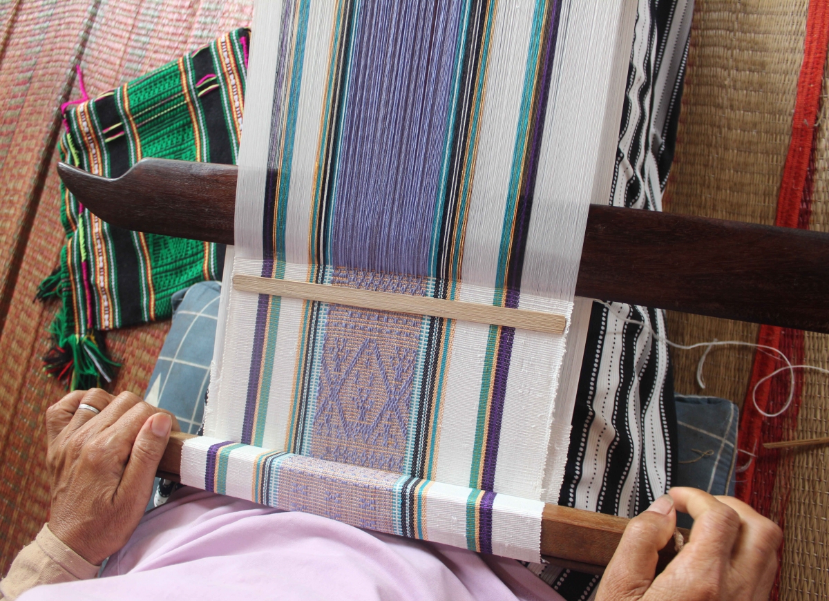 Qua đôi bàn tay khéo léo, những hoa văn M'nông dần thành hình, "hồi sinh" sau thời gian dài vắng bóng