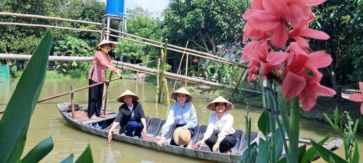 Du khách tham quan Khu du lịch sinh thái Vườn măng cụt 100 năm tuổi