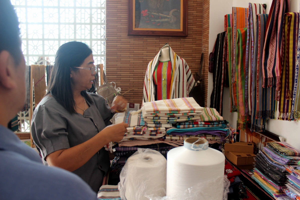 Không chỉ khôi phục nghề dệt, bà H'Kim Hoa đang nỗ lực xây dựng nên một hệ sinh thái mới cho thổ cẩm M'nông Rlăm