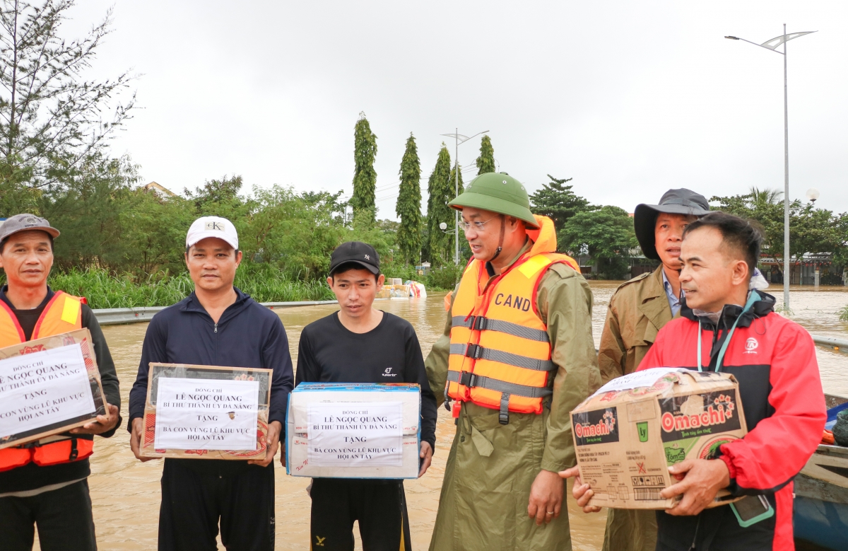 Ông Lê Ngọc Quang, Bí thư Thành ủy Đà Nẵng đã trực tiếp kiểm tra thực tế công tác phòng, chống mưa lũ tại phường Hội An và Hội An Tây, Hội An Đông