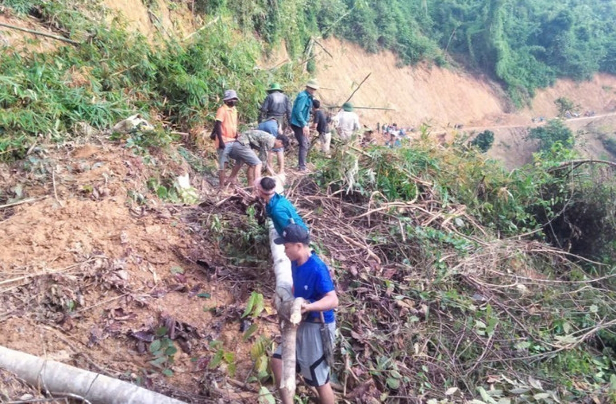 Hàng chục người dân bản Na Kho (xã Nga My, tỉnh Nghệ An) chặt hạ, thu dọn thân cây gãy đổ chắn đường tại điểm sạt lở vách núi, ảnh chụp ngày 10/10/2025. Ảnh minh họa: Xuân Tiến/TTXVN