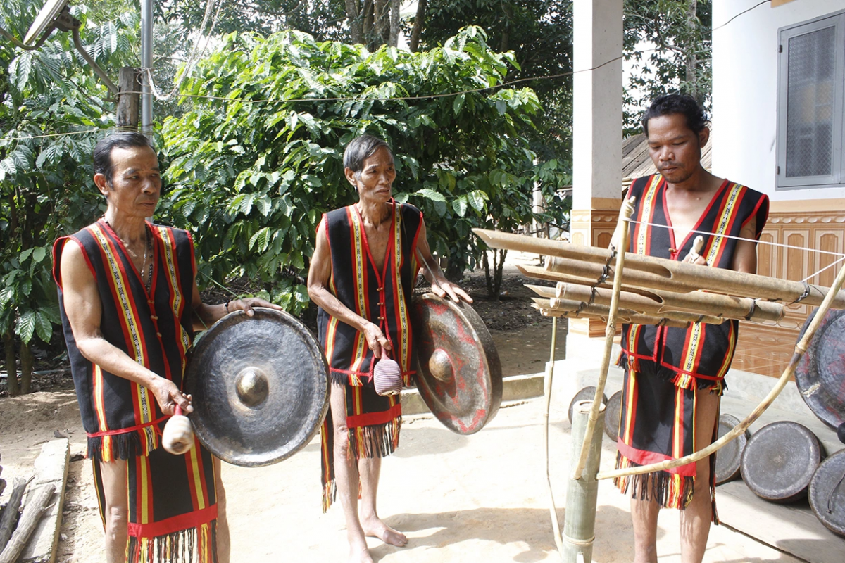 
Đe ngê̆ nhơ̆n ưu tŭ A Veng, A Lang păng A Huy (đơ̆ng gah ngĕo truh gah 'ma)