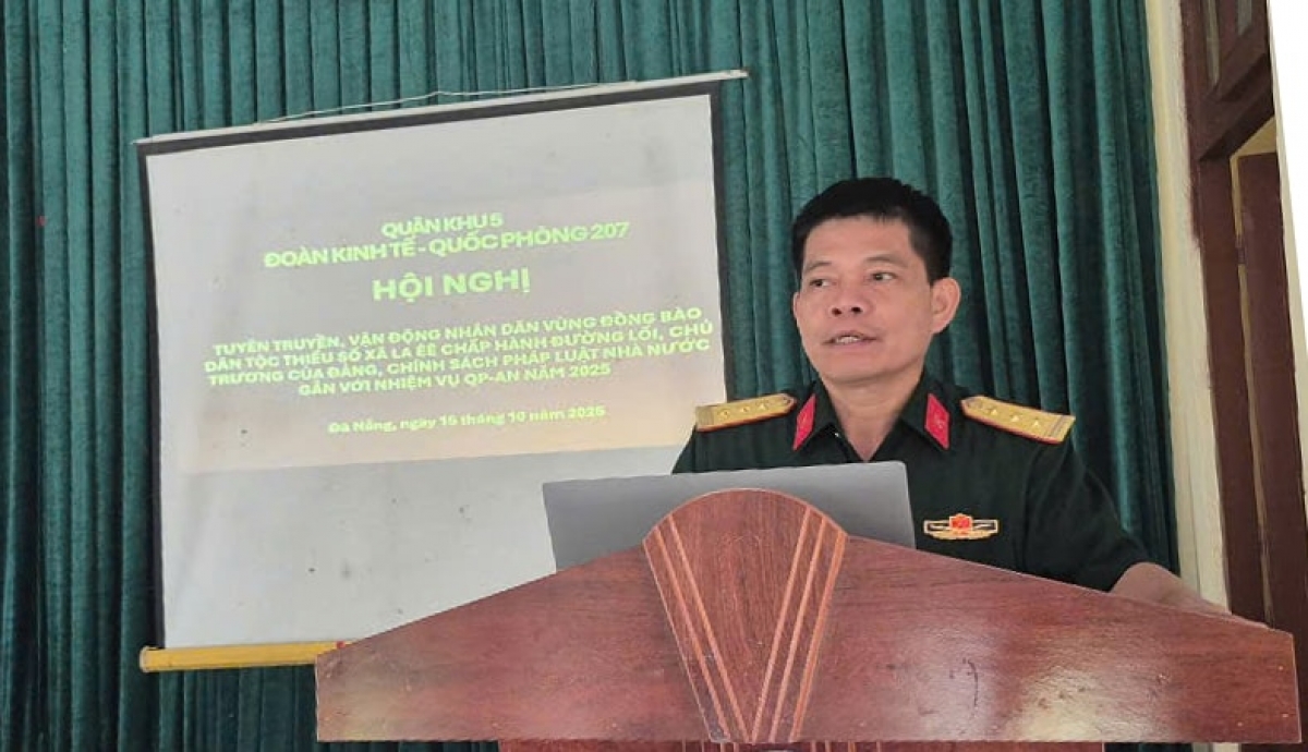 Báo cáo viên hướng dẫn kỹ thuật trồng trọt, chăn nuôi cho người dân xã La Êê. Ảnh: ANH KHOA