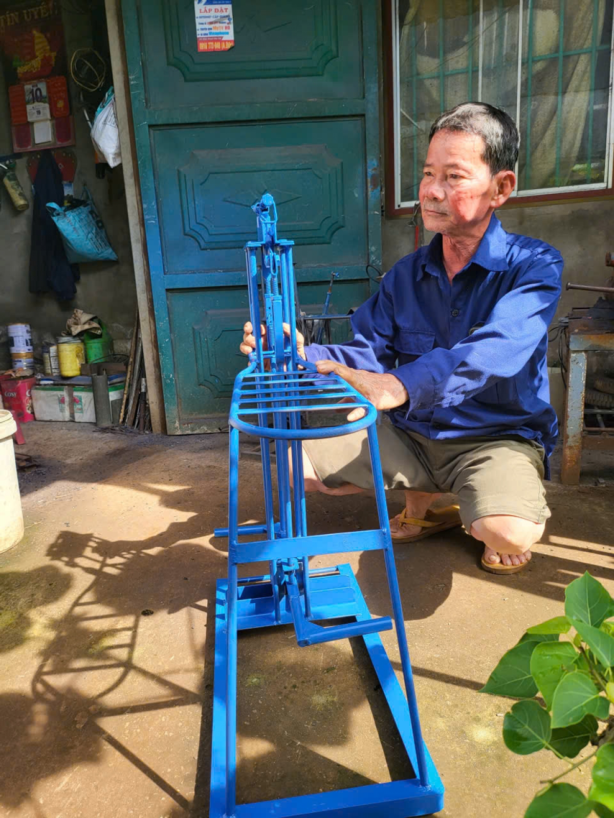 Ông Phan Thanh Dũng bên chiếc máy dập chì do ông chế tạo