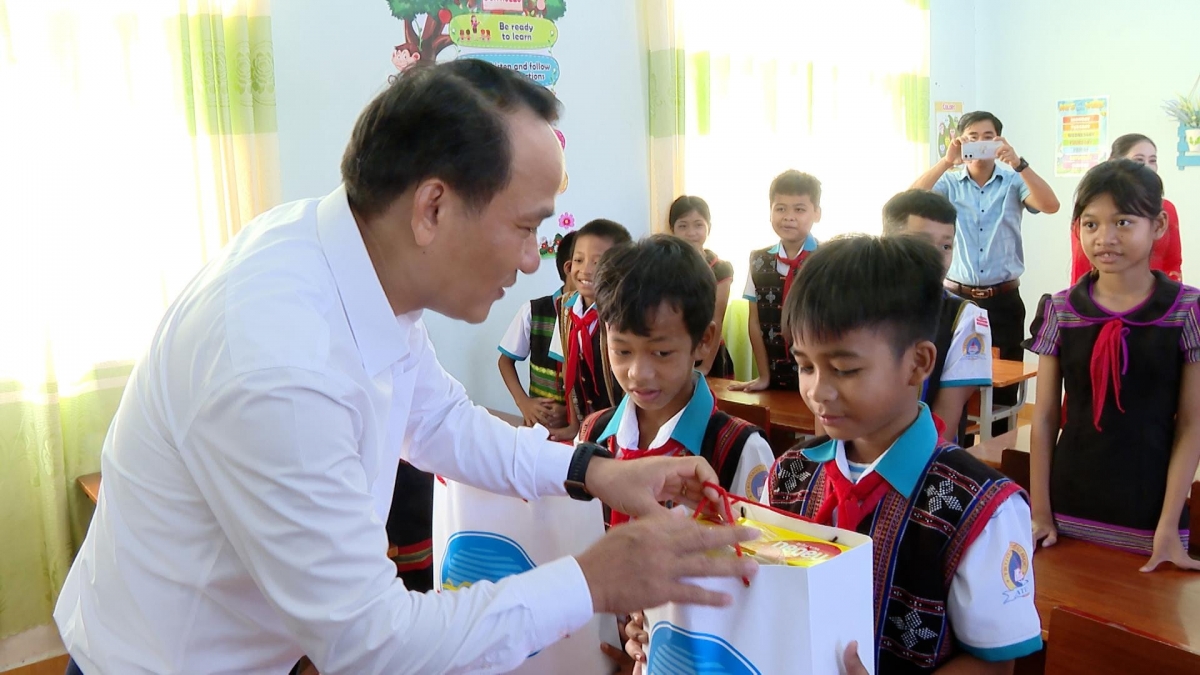 Phó Bí thư Thường trực Thành ủy Nguyễn Đình Vĩnh tặng quà Trung thu cho học sinh Trường Tiểu học Ating. Ảnh: ANH QUÂN