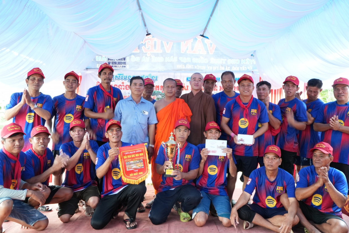 Sư trụ trì trao giải cho các đội ghe đạt giải cao