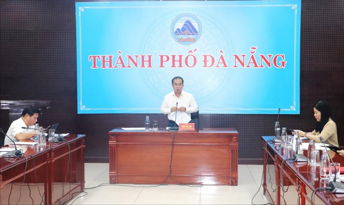 Phó Chủ tịch UBND thành phố Trần Anh Tuấn moon ghit, nâu đoo năc dự án chr'năp, choom đơơh xay bhrợ, đoọng apêê adhi học sinh da ding ca coong học tập. Chanup: NGỌC HÀ