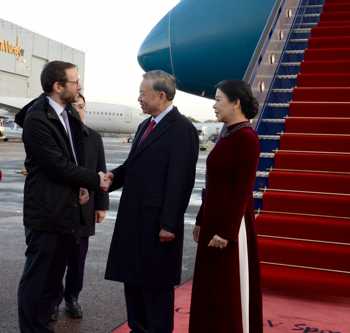 Tổng Ƀí thư ồng Tô Lâm tềng ƀlàng rơndeh par London Stansted