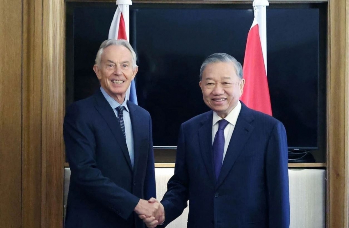 Tổng Bí thư Tô Lâm tâm mâp Thủ tướng ơm dak Anh Tony Blair