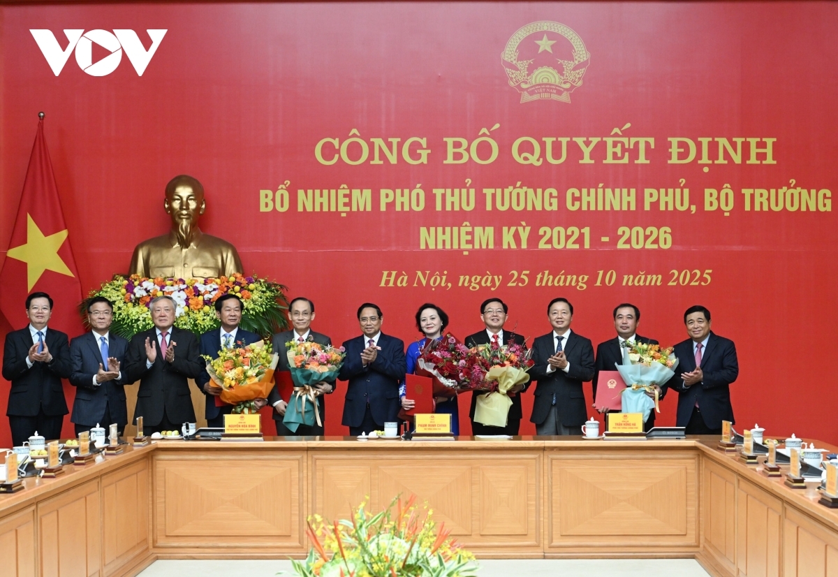 Thủ tướng trao quyết định và tặng hoa cho các Phó Thủ tướng và Bộ trưởng
