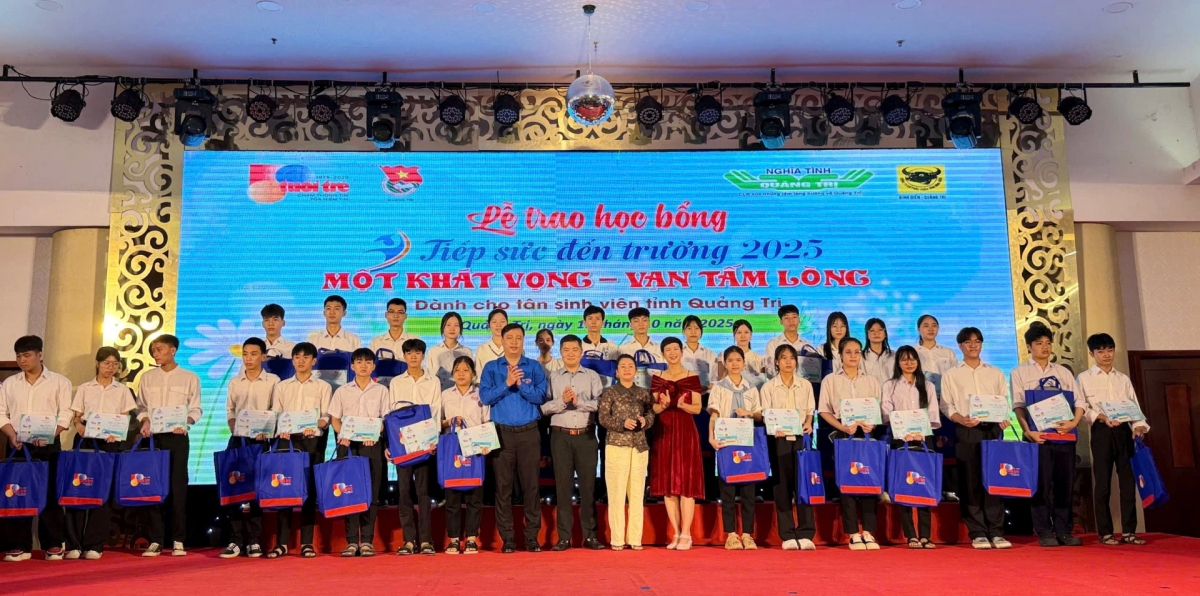 Các tân sinh viên được trao học bổng "Tiếp sức đến trường" - Ảnh: QN
