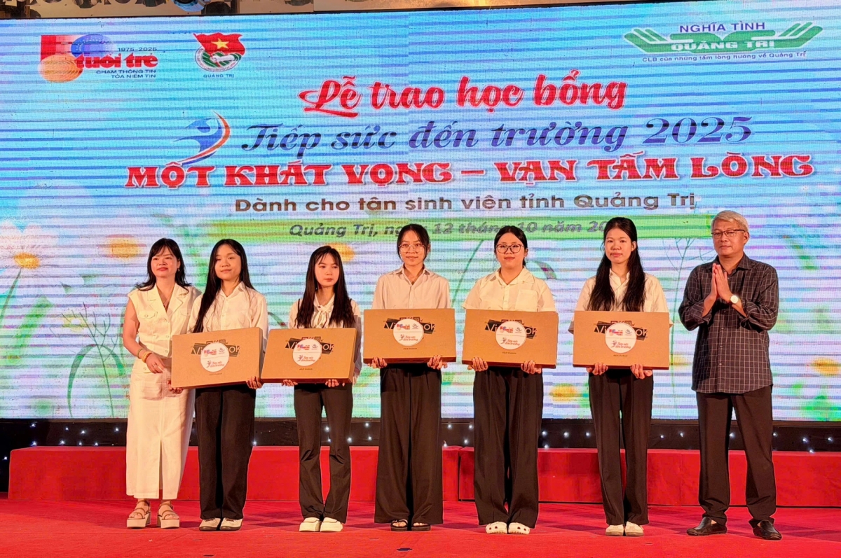 5 tân sinh viên được trao tặng laptop - Ảnh: QN