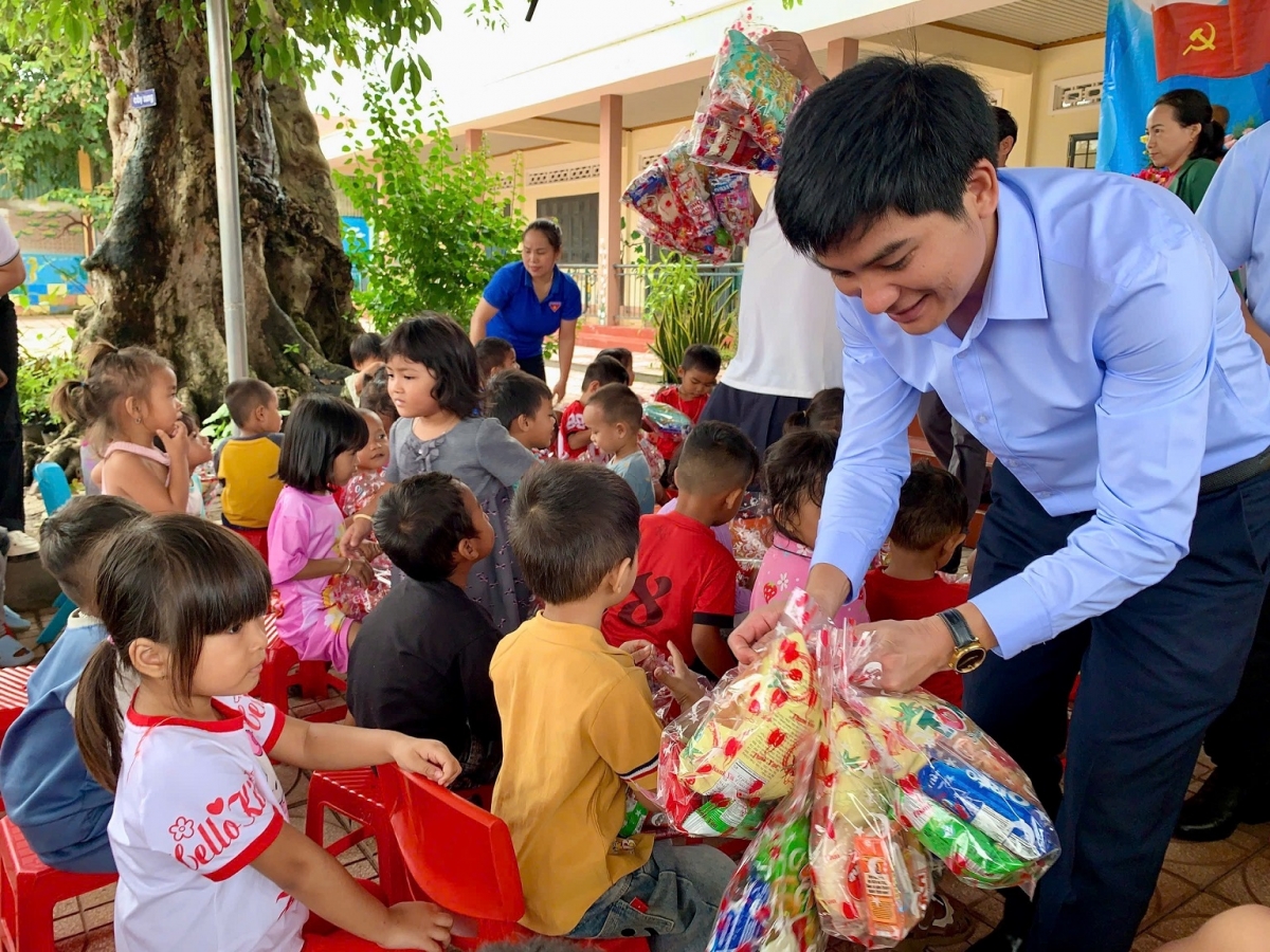 Ăp nklâm ndơ bánh kẹo dơi ndơ̆ tât ti tĭng kon se jê̆