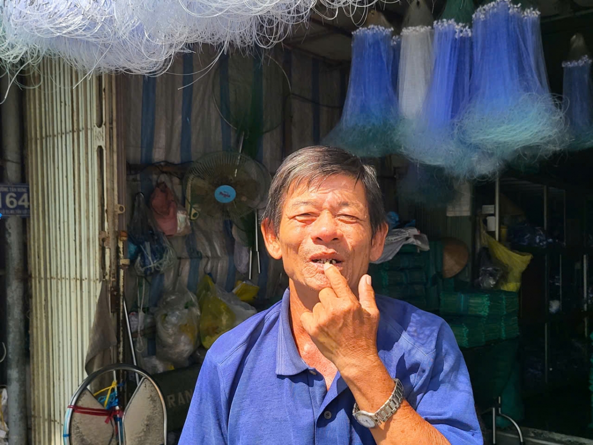 Trước đây do dùng miệng cắn chì nên răng của người dân ở Làng đan lưới Thơm Rơm bị gãy, khuyết