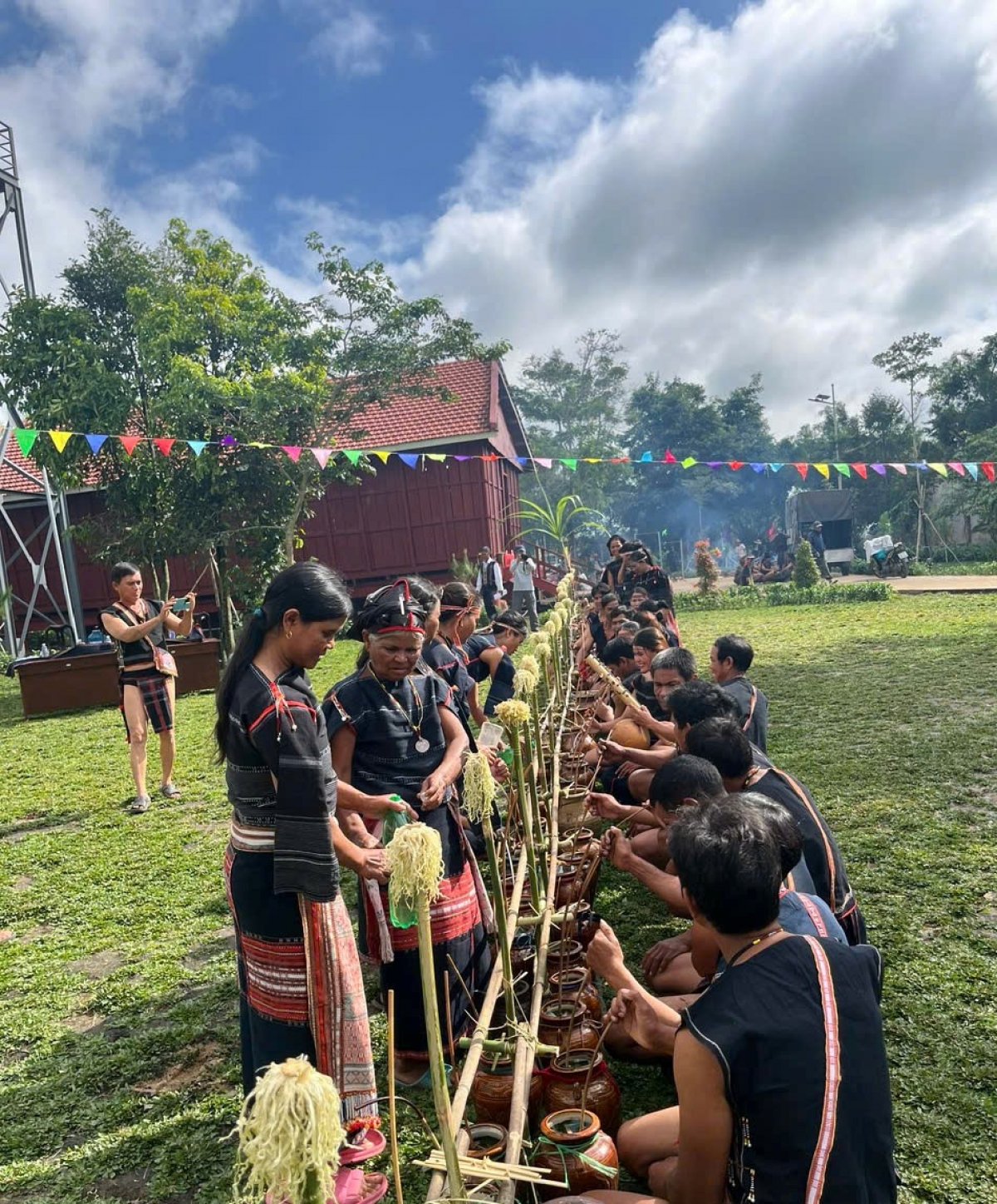 Ăp nău ntĭt mha êng mpeh văn hoá kơl nuĭh ƀon lan hun hao  pâl nđaih jŏ jong