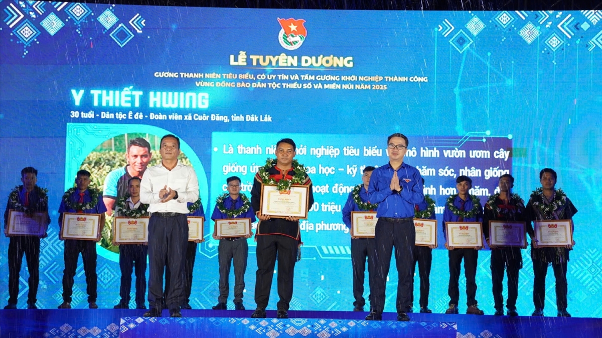 Trao Bằng khen của Ban Bí thư Trung ương Đoàn cho thanh niên DTTS tiêu biểu, khởi nghiệp thành công. (Ảnh: Lê Hường)