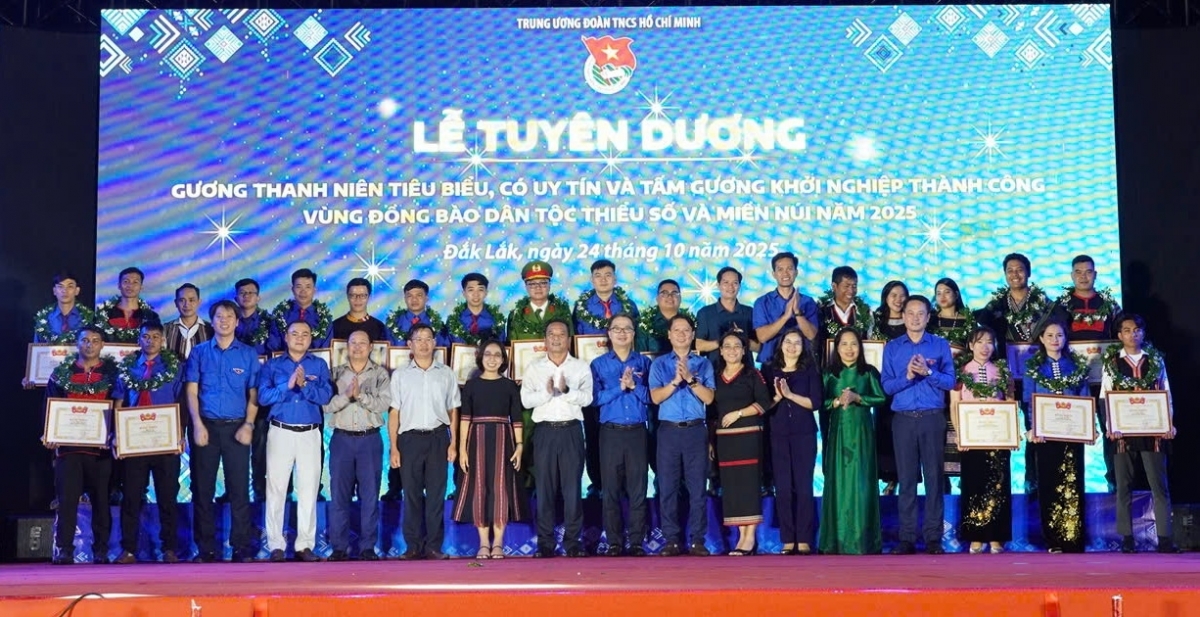 27 thanh niên DTTS được vinh danh. (Ảnh: Lê Hường)