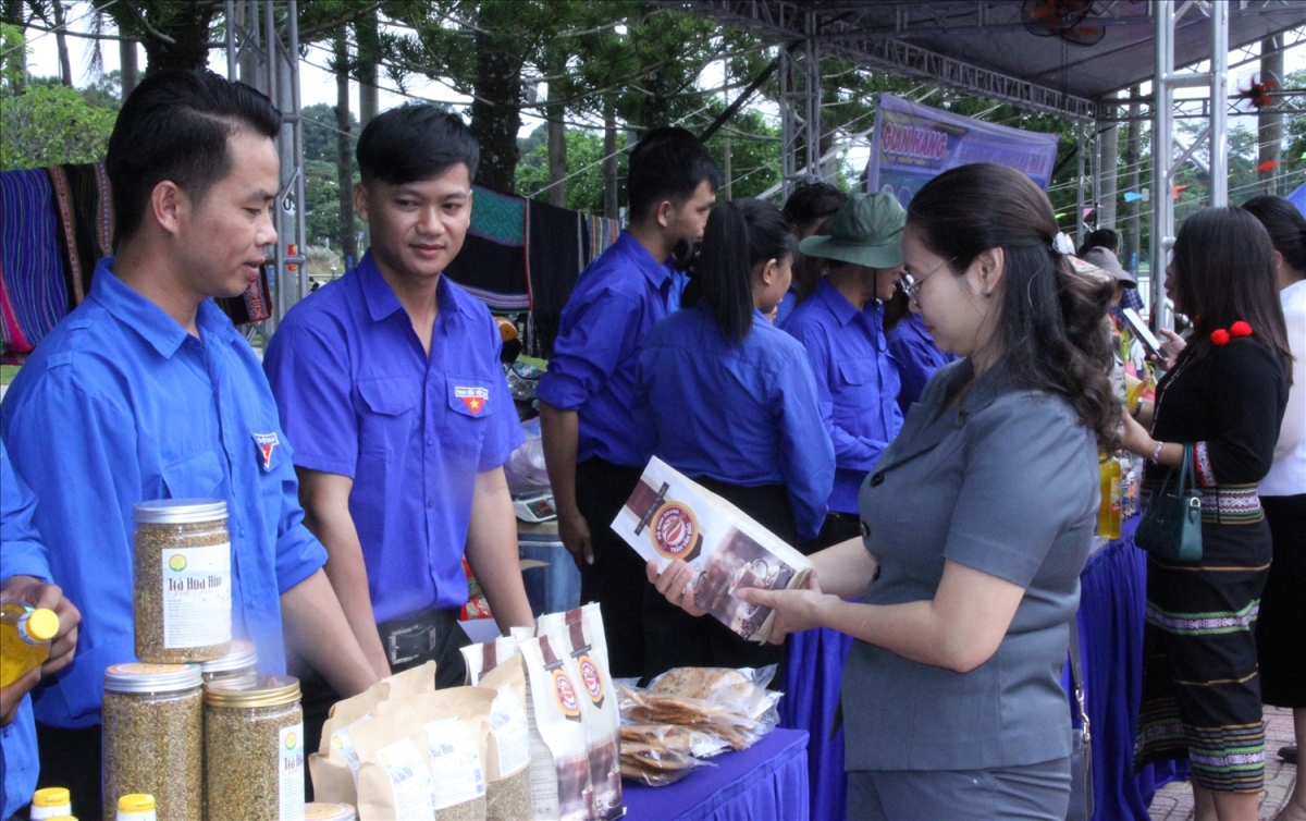 Các đại biểu tham quan gian hàng trưng bày sản phẩm khởi nghiệp của thanh niên DTTS. (Ảnh: Lê Hường)