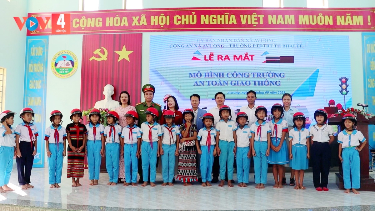 Học sinh trường PTDTBT Tiểu học Bhalêê tham gia lễ ra mắt mô hình Cổng trường an toàn giao thông