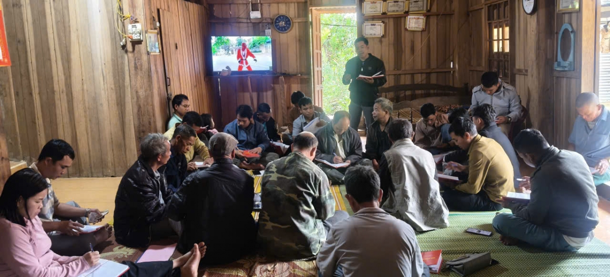 Chi bộ thôn Ariing sinh hoạt định kỳ để quán triệt các nghị quyết của Đảng