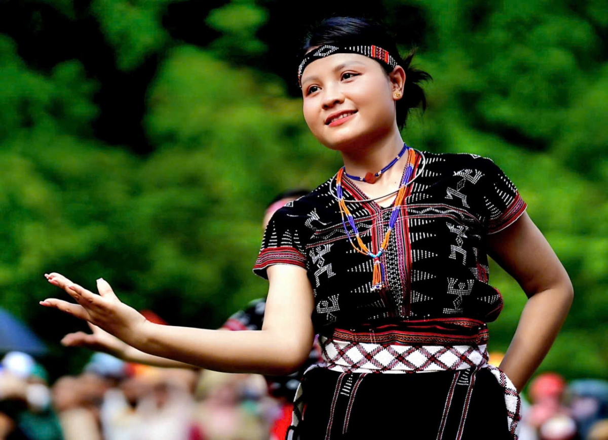 Coor Thị Lan tham gia các hoạt động văn hóa tại cộng đồng 
 