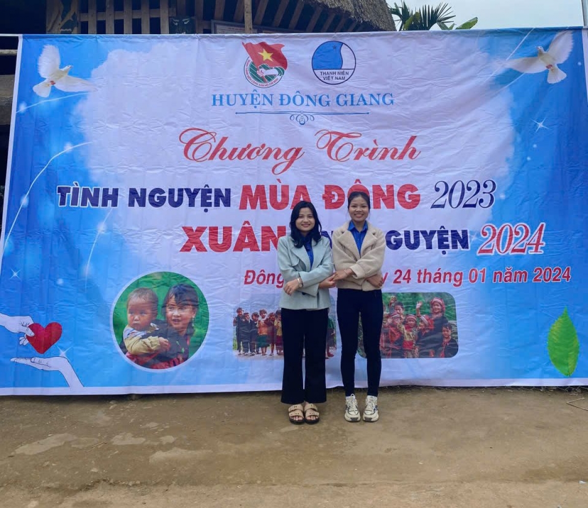 Coor Thị Lan (người trên trái) trong một hoạt động tình nguyện tại địa phương
 