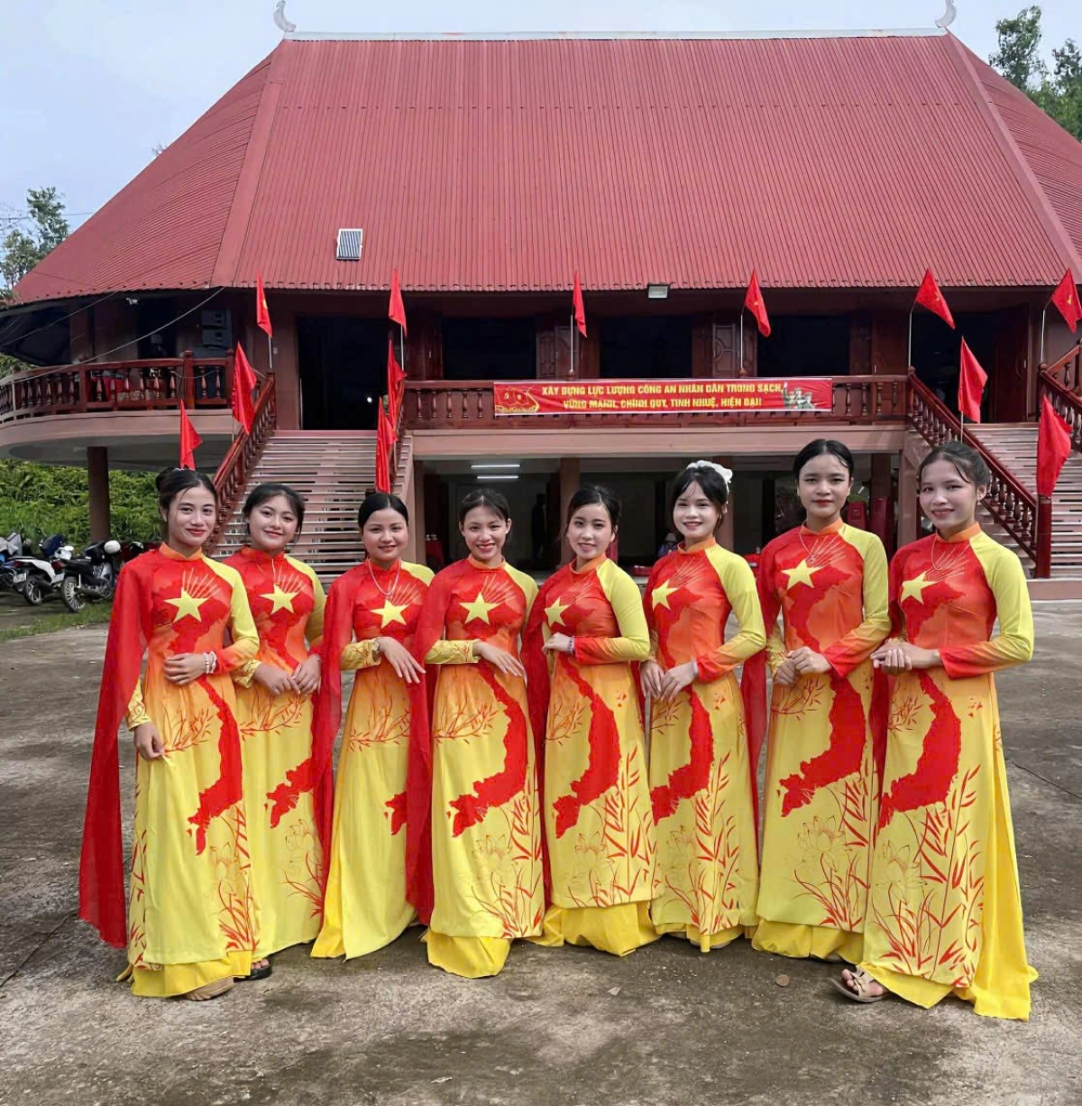 Coor Thị Lan (người thứ 3 từ trái qua)