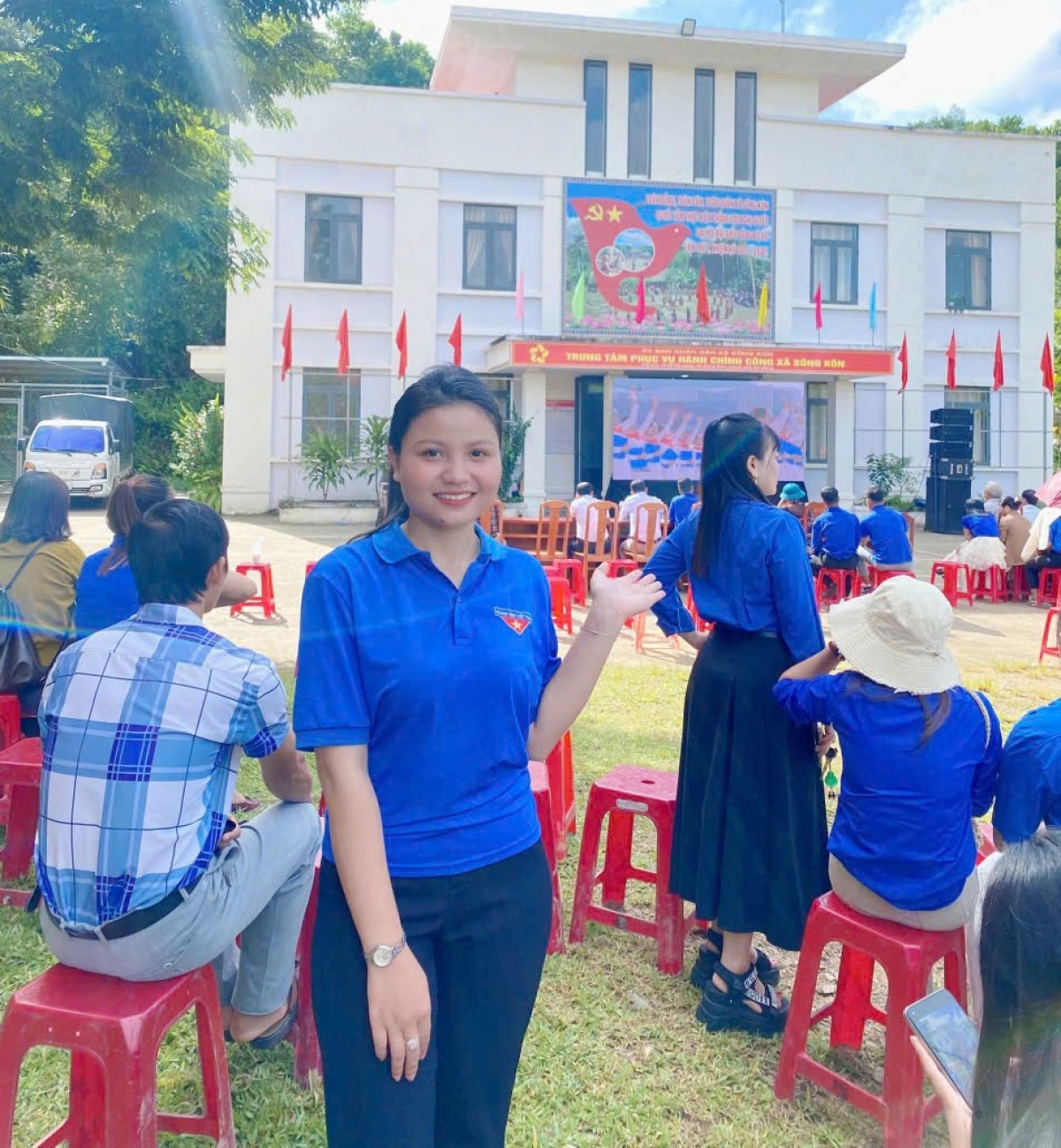 Coor Thị Lan - đảng viên trẻ Chi bộ thôn Ra Ê 
 