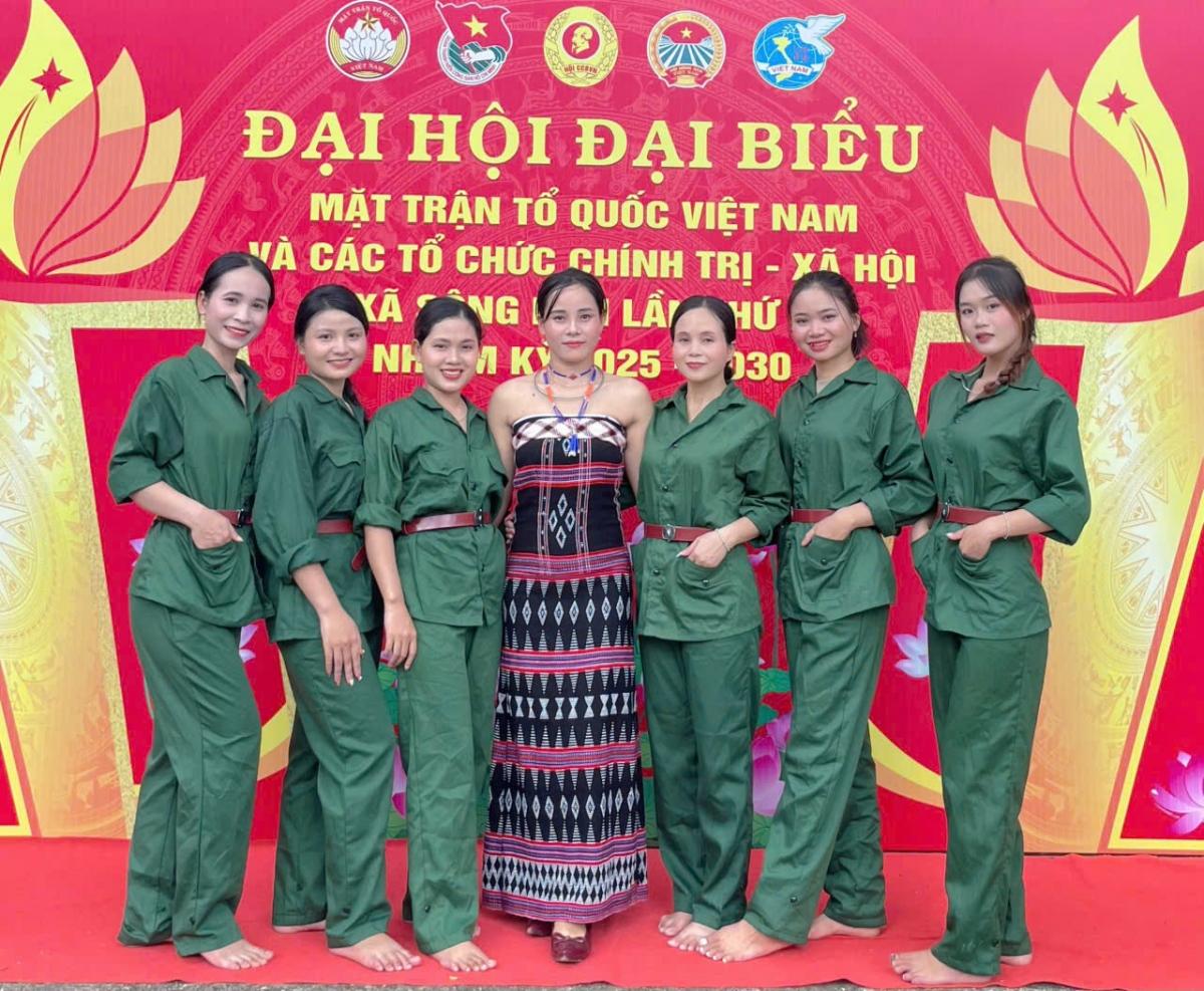 Coor Thị Lan (người thứ 2 từ trái qua)
 