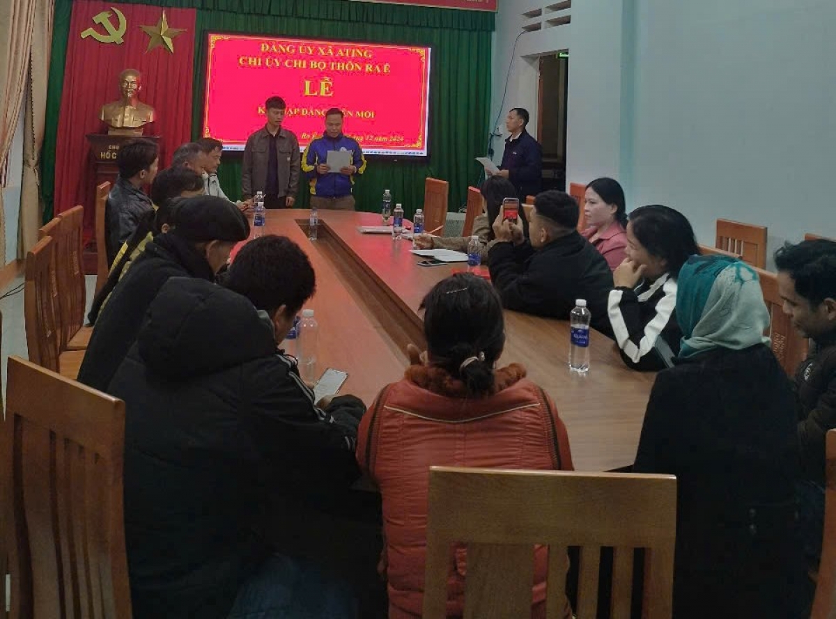 Chi bộ thôn Ra Ê tại một buổi kết nạp đảng mới trong năm 2025