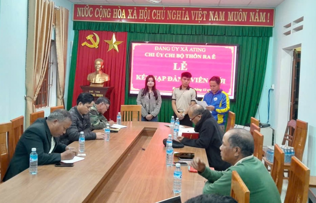 Chi bộ thôn Ra Ê kết nạp Coor Thị Lan và một quần chúng ưu tú vào đảng 