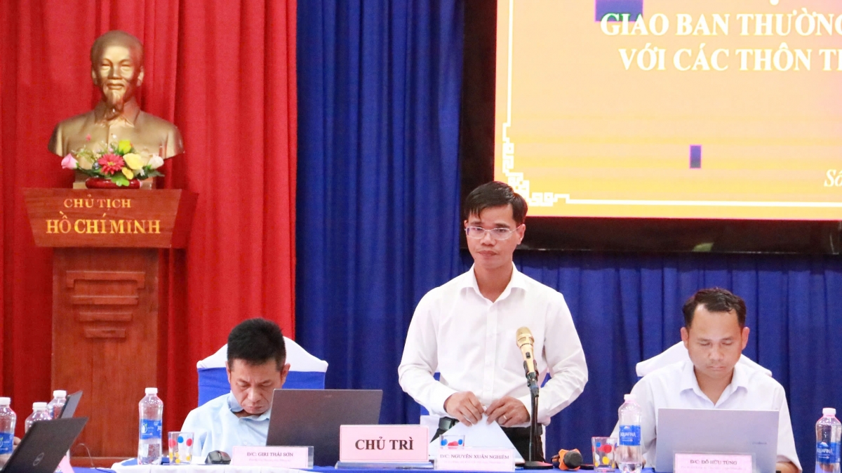 Ông Nguyễn Xuân Nghiêm, Bí thư Đảng ủy xã Sông Kôn phát biểu tại một cuộc họp 