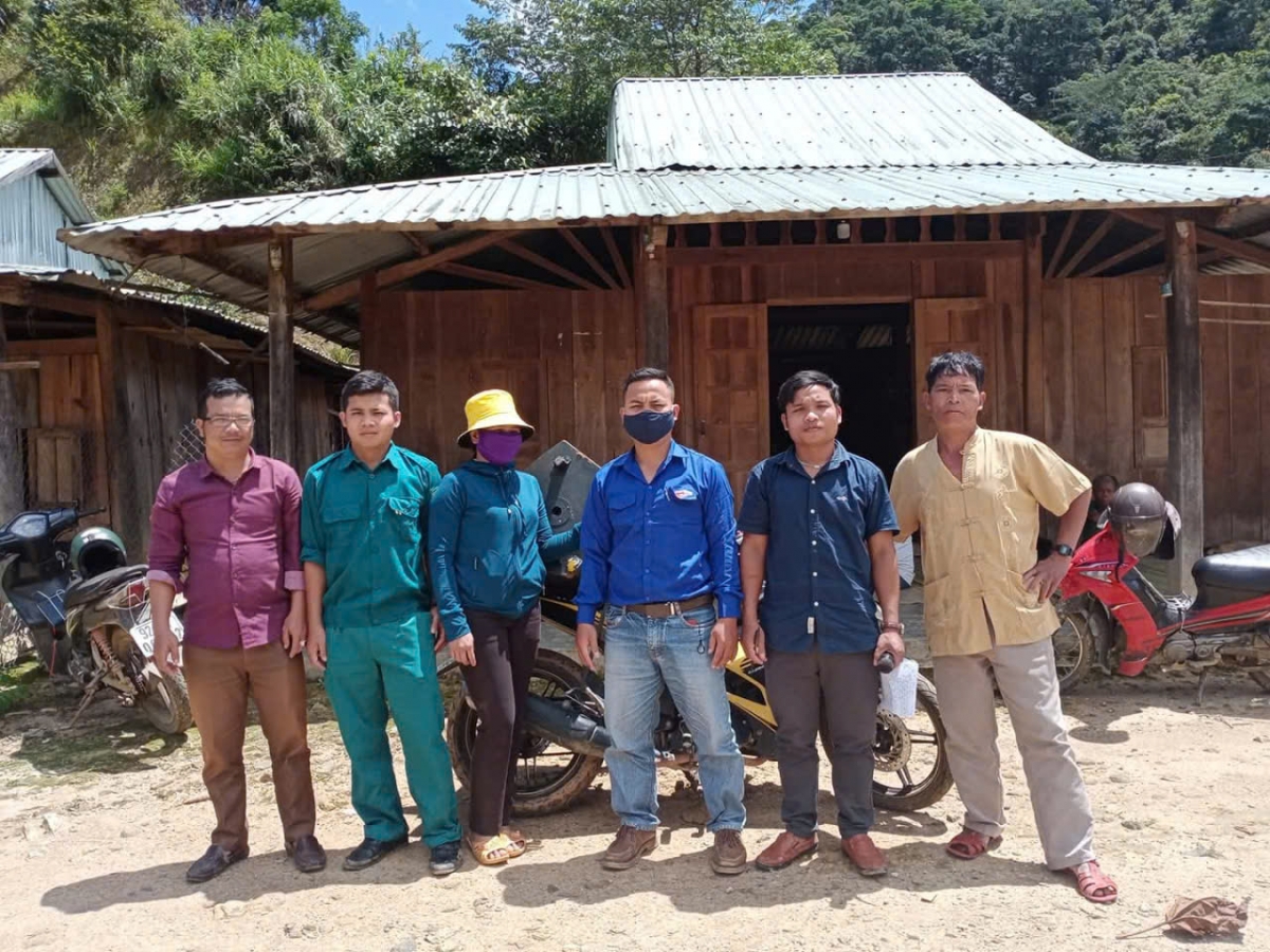 Anh Hôih Tèo (người thứ 2 từ phải qua) trong một buổi đi tuyên truyền, vận đồng