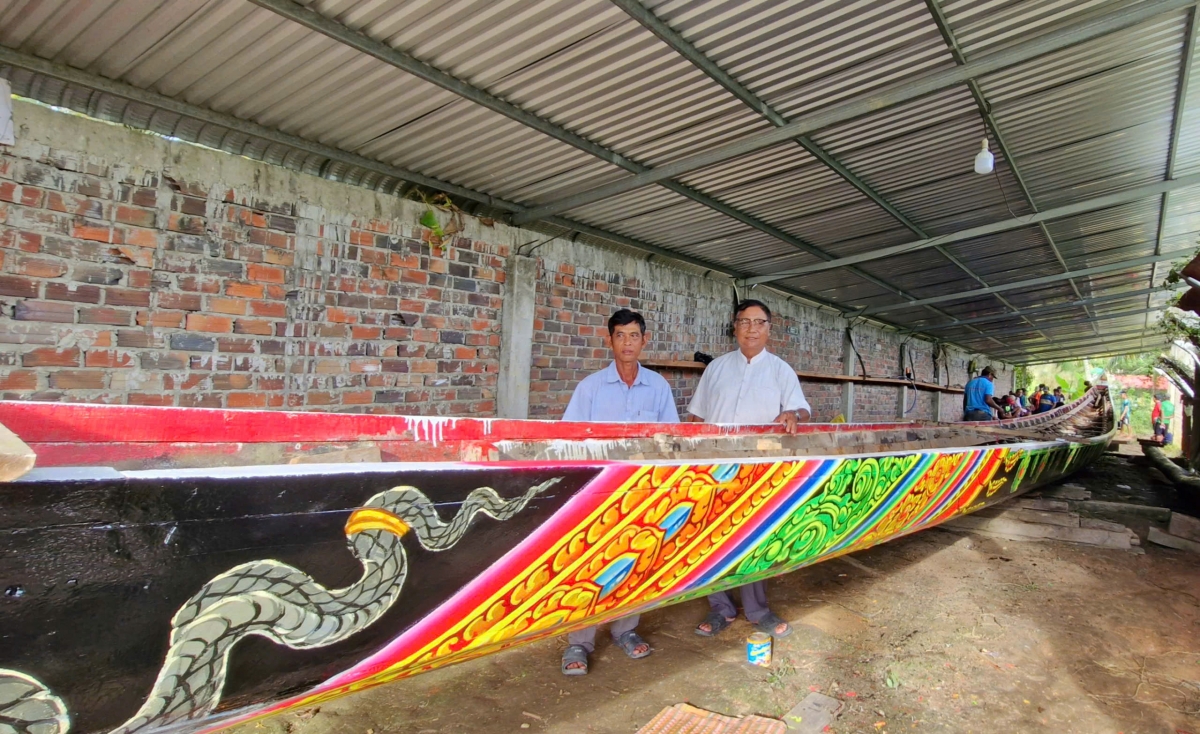 Ghe Ngo chùa Bâng Cro Chắp Chás đã lên hoa văn chuẩn bị tham gia lễ hội