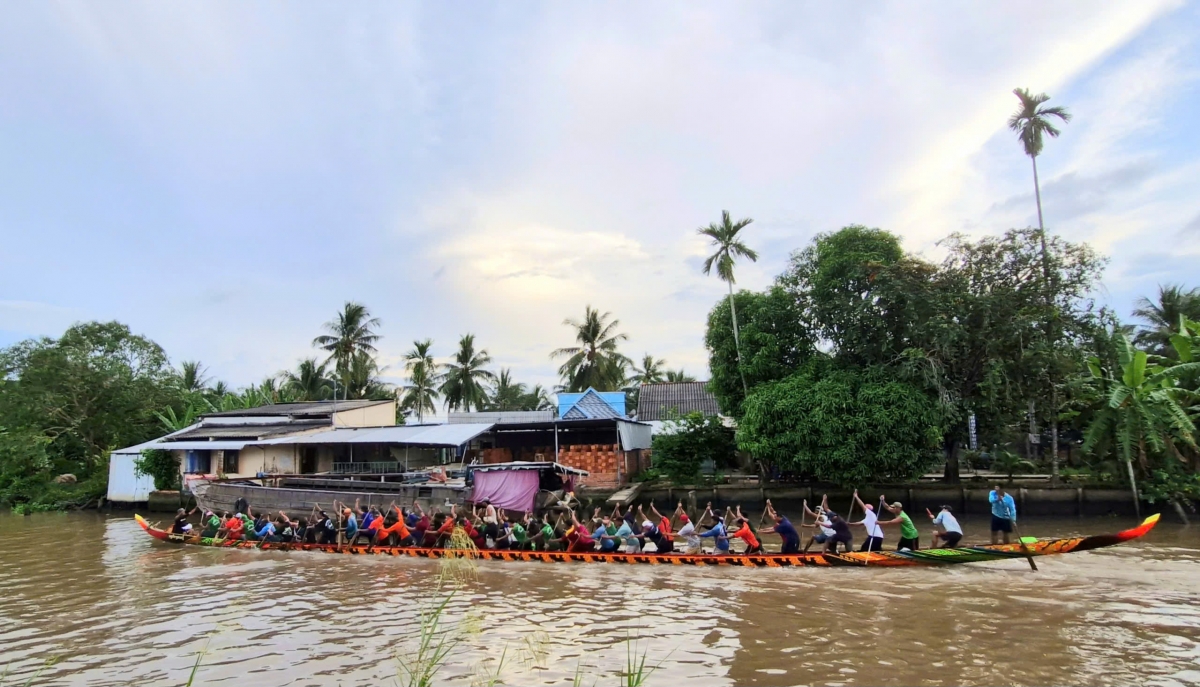 Đồng bào Khmer tập bơi trên chiếc ghe Ngo