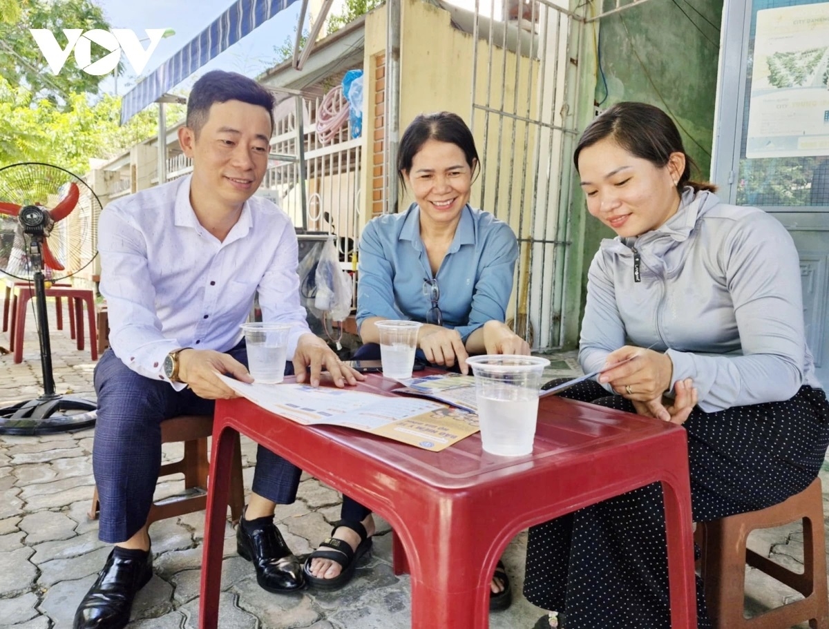 Người dân tìm hiểu về chính sách bảo hiểm xã hội tự nguyện