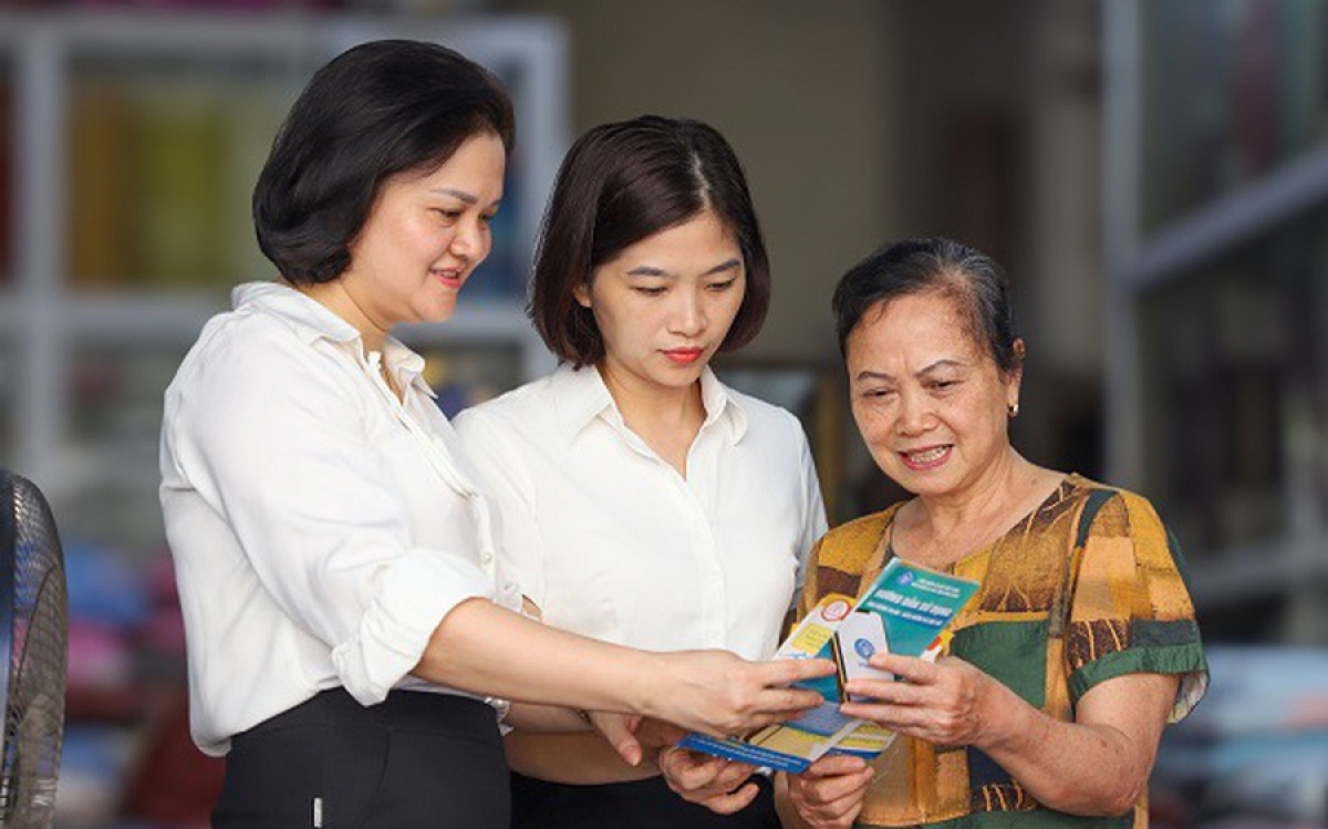 Cán bộ bảo hiểm tư vấn cho người dân về BHXH tự nguyện- Ảnh Internet