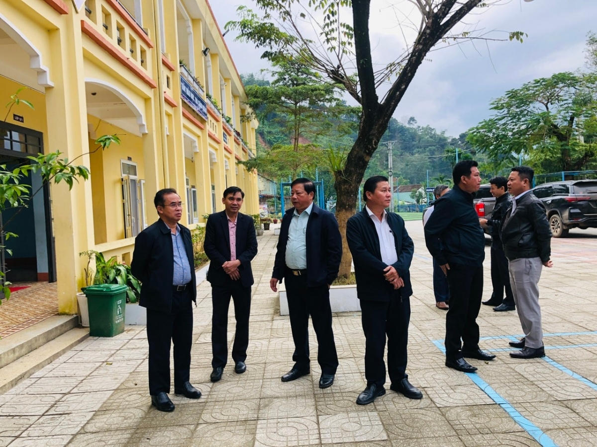 Phó Chủ tịch UBND thành phố Đà Nẵng Trần Anh Tuấn khảo sát tại Trường THCS Trà Mai. Ảnh: TRUNG LÊ