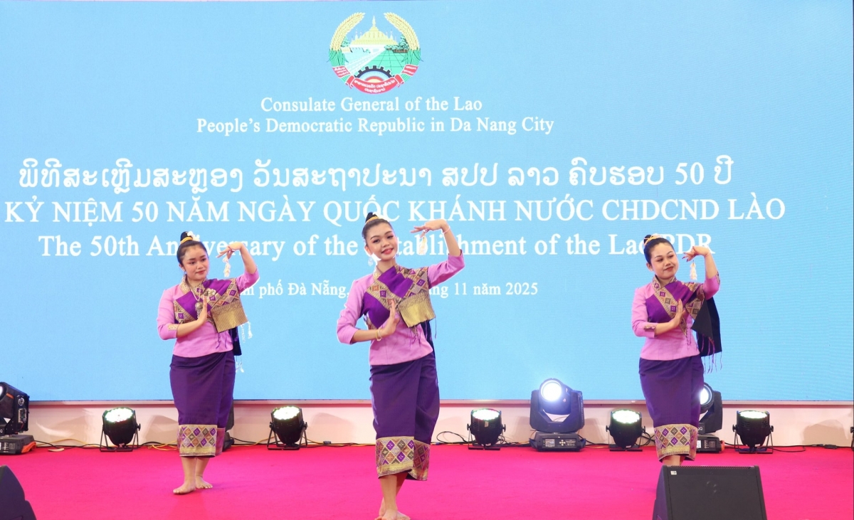 Các tiết mục văn nghệ đậm nét văn hóa truyền thống Lào do các sinh viên Lào thể hiện. Ảnh: NGỌC HÀ