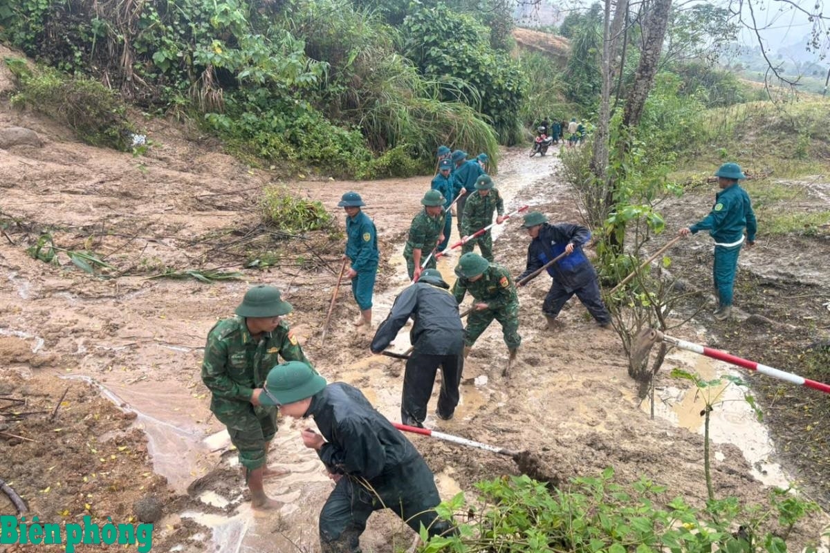 Đồn Biên phòng cửa khẩu Hồng Vân và các lực lượng tham gia khắc phục sạt lở tại thôn Par Ay, xã A Lưới 1. Ảnh: Võ Tiến