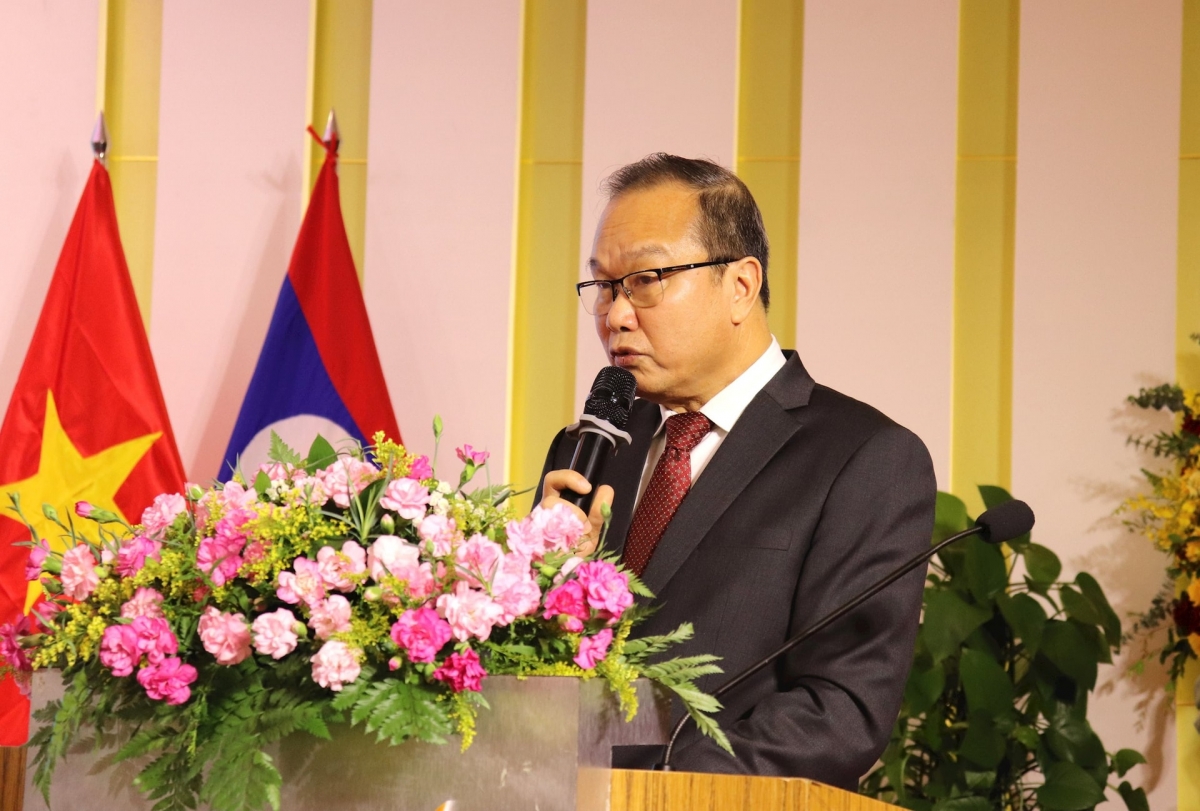 Tổng Lãnh sự nước CHDCND Lào tại thành phố Đà Nẵng Souphanh Hadaoheuang phát biểu tại lễ kỷ niệm. Ảnh: NGỌC HÀ