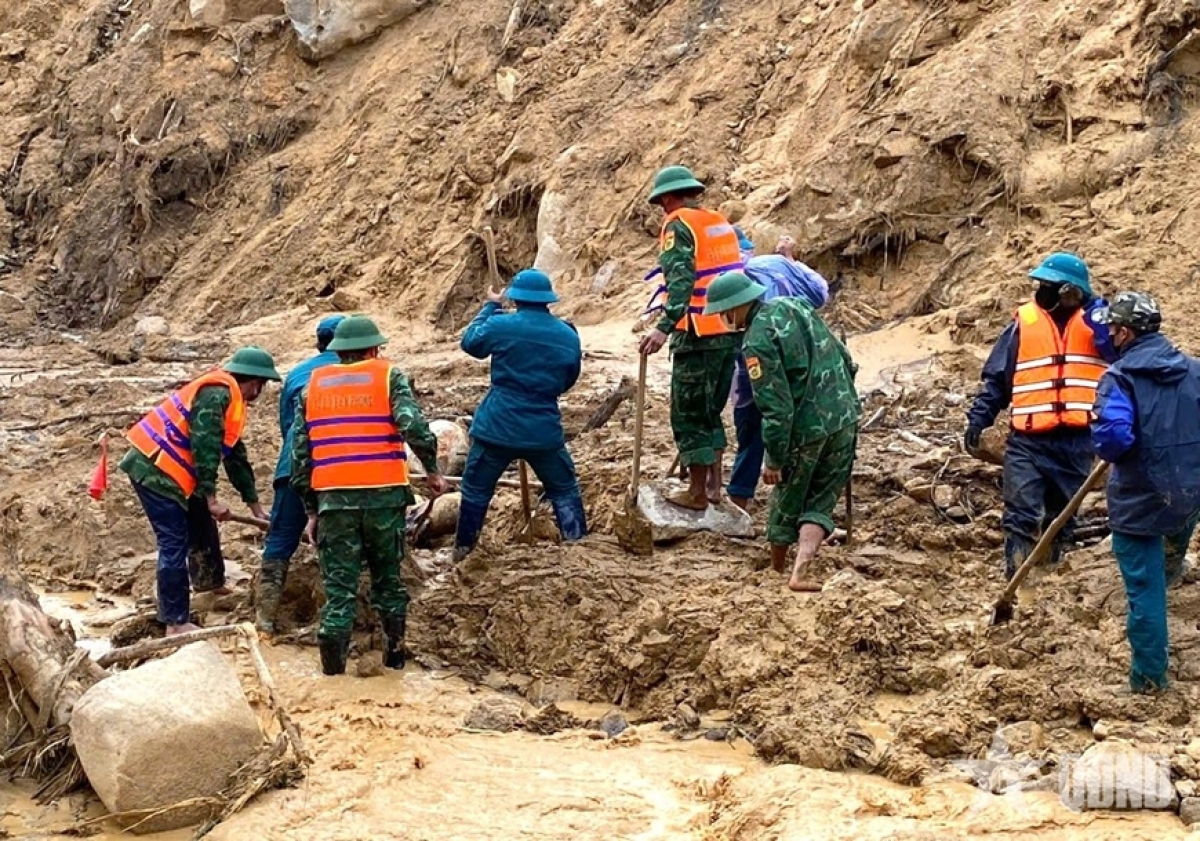 Bộ đội Biên phòng TP Đà Nẵng tìm kiếm hai nạn nhân mất tích còn lại.