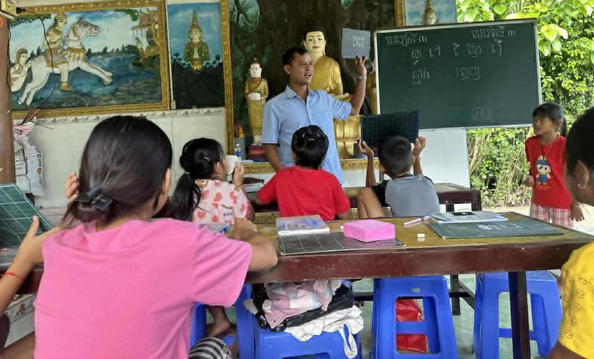 Anh Sơn Sa Vết đang đứng lớp ở chùa Chong Top xã Song Lộc, tỉnh Vĩnh Long