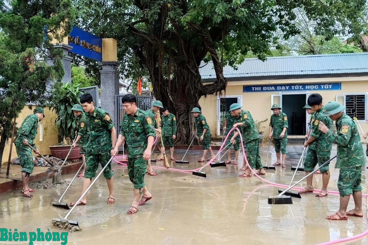 Tiểu đoàn Huấn luyện - Cơ động, BĐBP thành phố Huế hỗ trợ trường Phú Lưu khắc phục hậu quả mưa lũ. Ảnh: Võ Tiến