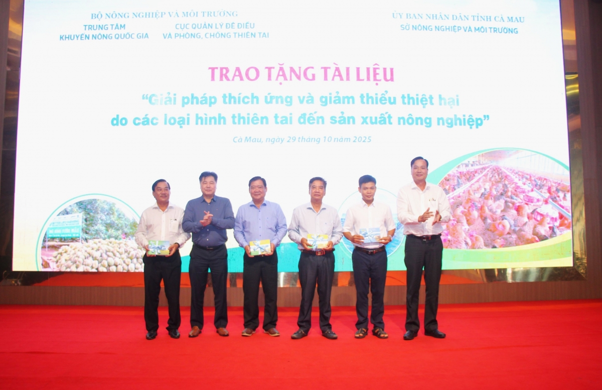 Dịp này, Trung tâm khuyến nông Quốc gia đã tặng tài liệu cho Trung tâm khuyến nông các tỉnh vùng ĐBSCL