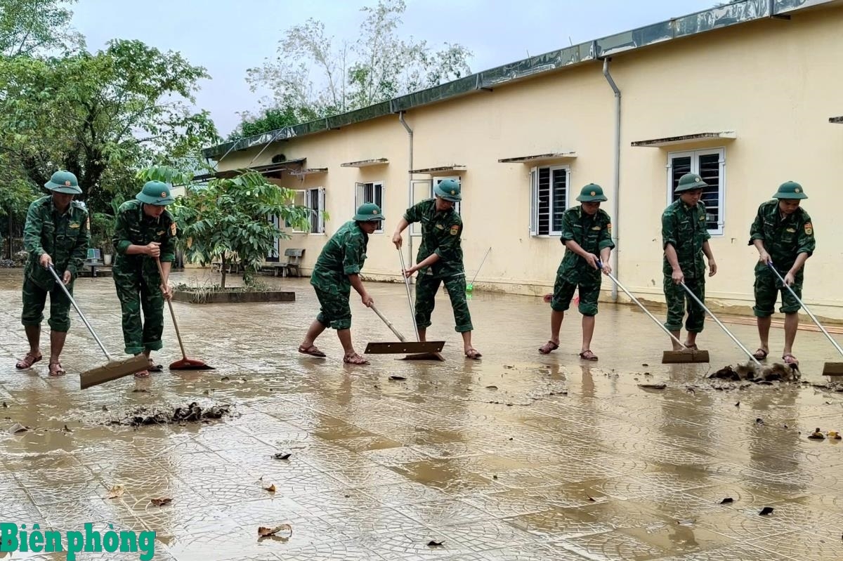 Cán bộ, chiến sĩ BĐBP thành phố Huế hỗ trợ trường Quang Trung dọn dẹp sau mưa lũ. Ảnh: Văn Sơn.