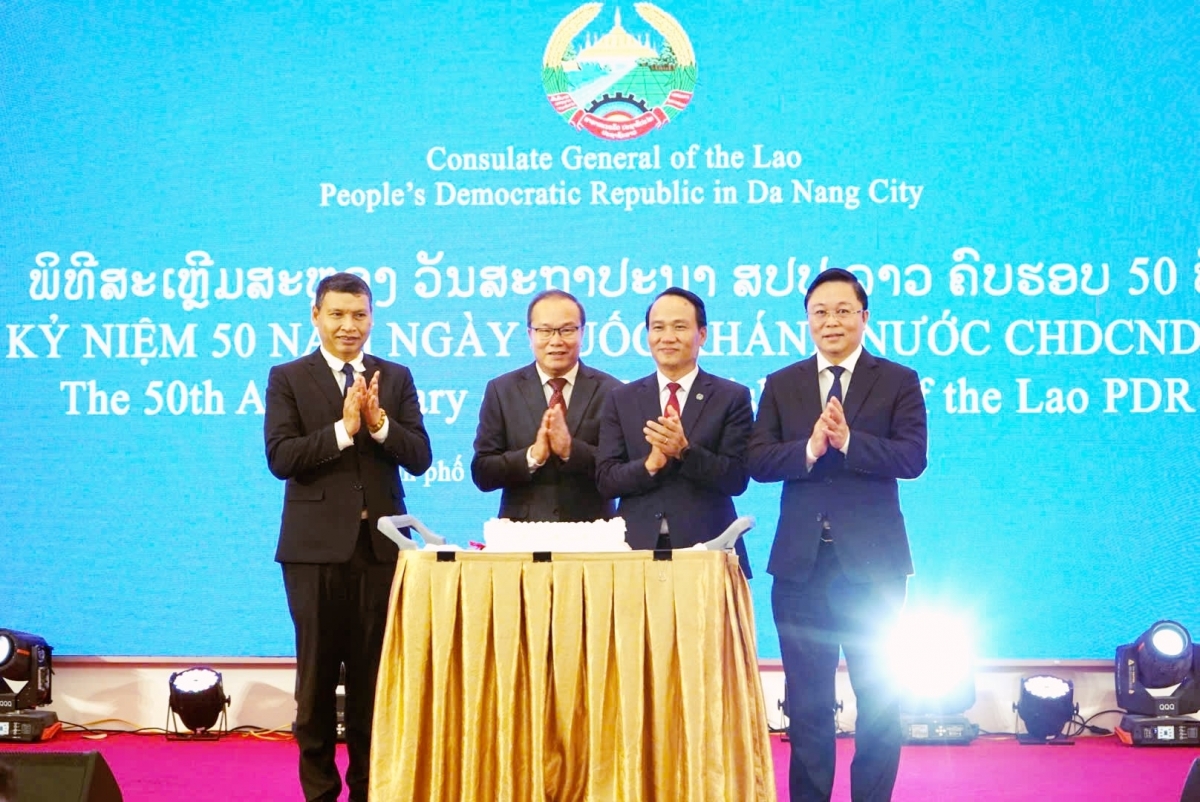 Lãnh đạo thành phố cùng Tổng Lãnh sự nước CHDCND Lào tại thành phố Đà Nẵng tiến hành nghi thức kỷ niệm 50 năm Ngày Quốc khánh nước CHDCND Lào. Ảnh: NGỌC HÀ