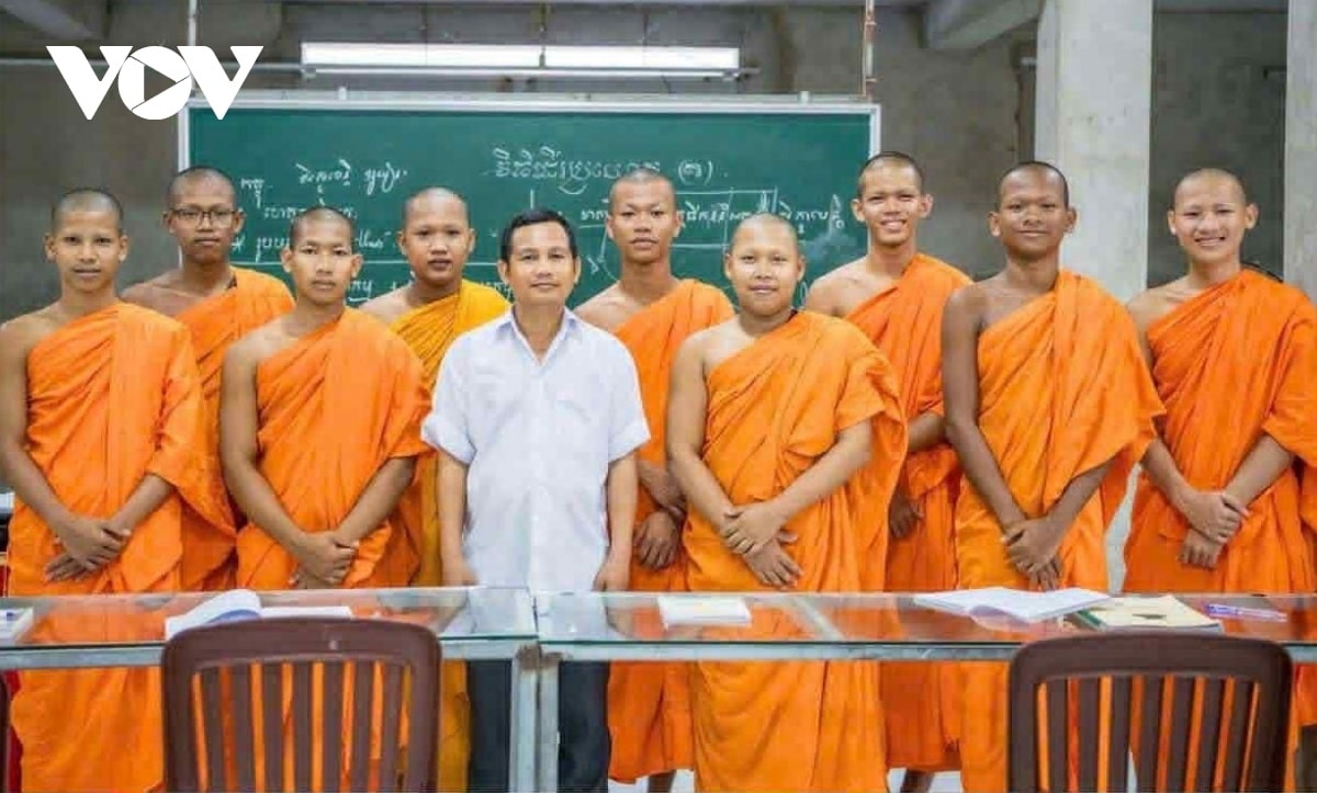 Sa-ai Đinh Sô Van (aw patih) daok di xa Tài Văn, Ban Can Tho pato akhar huroh Khmer saong Pali.