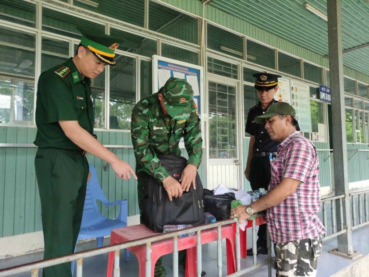 Bruk pasang iek di tapen negar Mỹ Quý Tây.