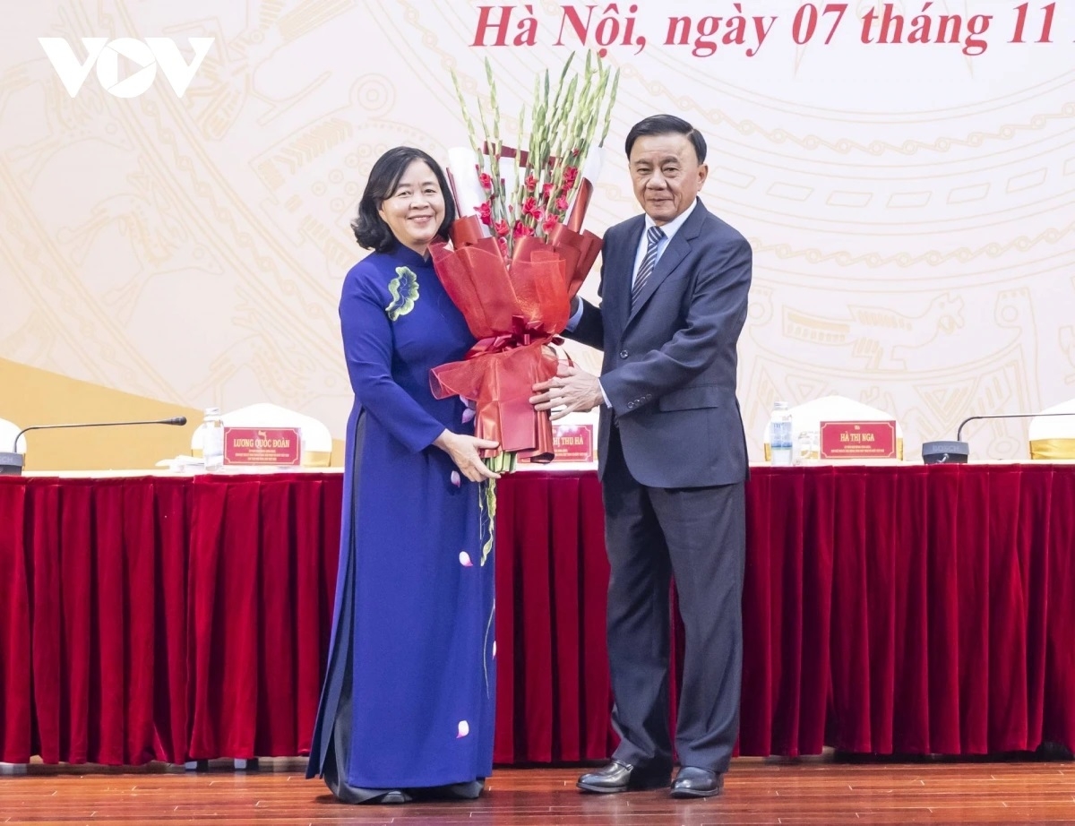 T’cooh Trần Cẩm Tú, Ủy viên Bộ Chính trị, Thường trực Ban Bí thư Trung ương Đảng cher đoọng pô hơnh deh ha pr’căn Bùi Thị Minh Hoài, Ủy viên Bộ Chính trị, Bí thư Trung ương Đảng, Chủ tịch Ủy ban Trung ương MTTQ Việt Nam